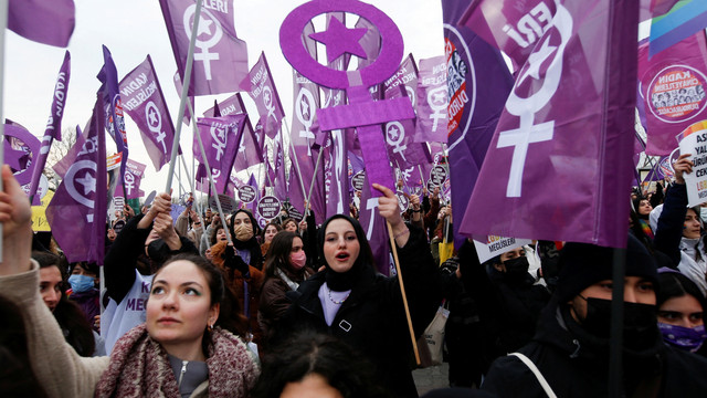 Sejumlah wanita saat demonstrasi menjelang Hari Perempuan Internasional, di Ankara, Turki, Minggu (6/3/2022). Foto: Cagla Gurdogan/REUTERS