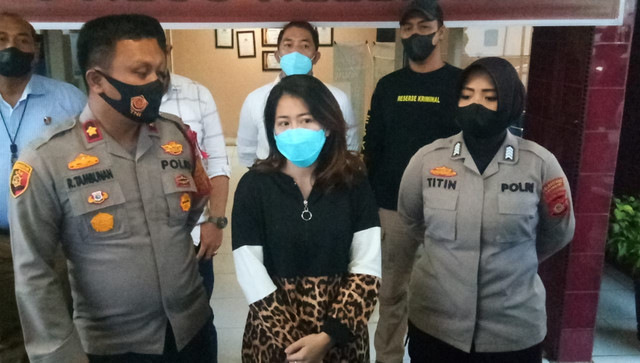 Selebgram Palembang, Al Naura Karima Pramesti, saat ditangkap polisi. (ist)