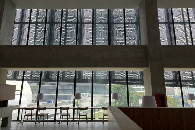 Tahap akhir pembangunan Gedung Panjang Taman Ismail Marzuki (TIM), Kamis (21/4/2022). Foto: Haya Syahira/kumparan