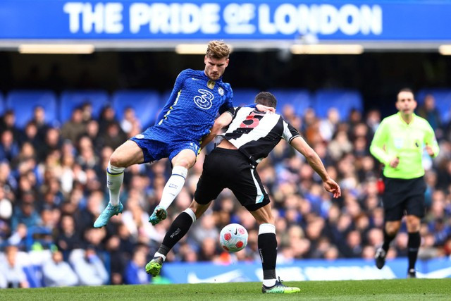 Pemain Chelsea Timo Werner berebut bola dengan pemain Newcastle United pada pertandingan lanjutan Liga Inggris di Stamford Bridge, London, Inggris. Foto: David Klein/REUTERS