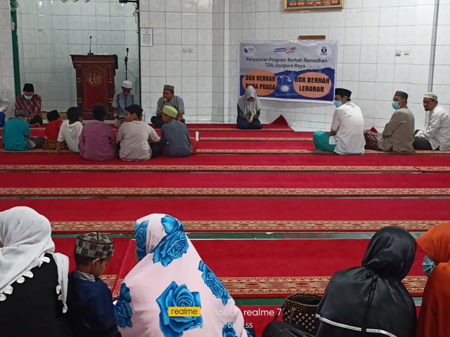 Kagiatan penyaluran box berkah puasa di masjid Raudhatul Jannah, Asrama Haji Kotaraja, Jayapura. dok