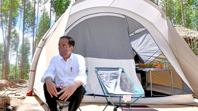 Presiden Joko Widodo duduk di depan tenda usai memimpin seremoni ritual Kendi Nusantara di titik nol Ibu Kota Negara (IKN) Nusantara di Kecamatan Sepaku, Penajam Paser Utara, Kalimantan Timur, Senin (14/3/2022).