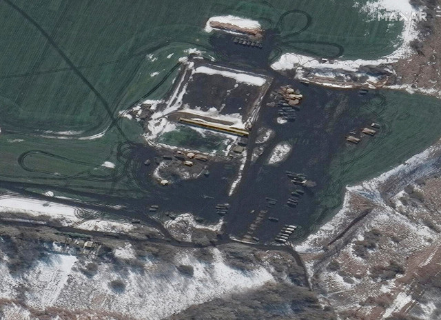 Sebuah citra satelit menunjukkan pasukan Rusia dikerahkan di pinggiran barat Belgorod, Rusia 24 Februari 2022. Foto: Maxar Technologies/Handout via REUTERS