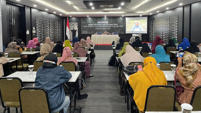 20 ulama perempuan di Aceh atau lebih dikenal Teungku Inong mengikuti lokakarya bertema Agama dan Penyelamatan Ruang Hidup: Peran Teungku Inong Aceh dalam Keberlanjutan Lingkungan Hidup. Foto: Dok. HAkA