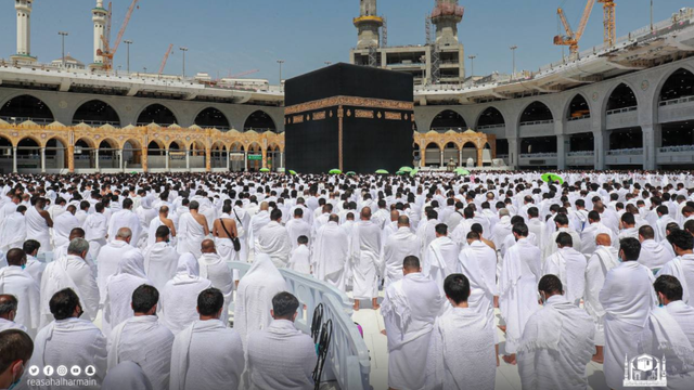 Suasana salat Jumat perdana (11/3/2022) di Masjidil Haram setelah pembatasan dicabut. Foto: Dok. gph.gov.sa