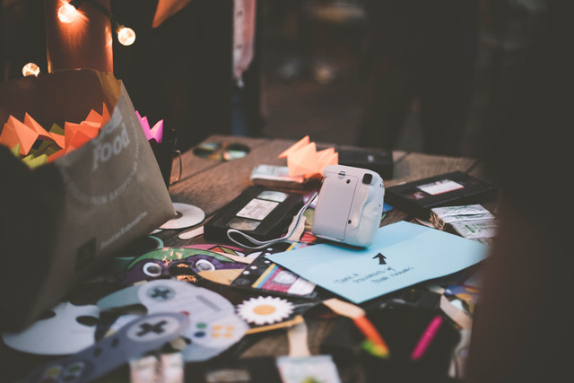 contoh surat peminjaman barang. sumber foto : unsplash/kamera berwarna putih