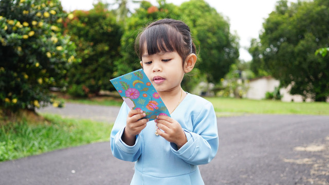 Ilustrasi anak dapat THR atau uang Lebaran atau angpao. Foto: Aku.Alip/Shutterstock