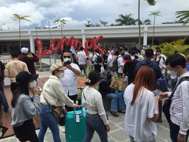Bandara Internasional Lombok Zainuddin Abdul Madjid tampak ramai pada Jumat (18/3) pagi sekitar pukul 08:30 WIB. Foto: Muhammad Ikbal/kumparan