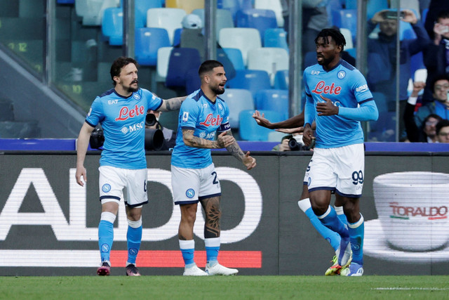 Selebrasi pemain Napoli. Lorenzo Insigne (tengah), usai mencetak gol ke gawang AS Roma pada pertandingan lanjutan Liga Italia di Stadio Diego Armando Maradona (San Paolo), Naples, Italia. Foto: Ciro De Luca/REUTERS