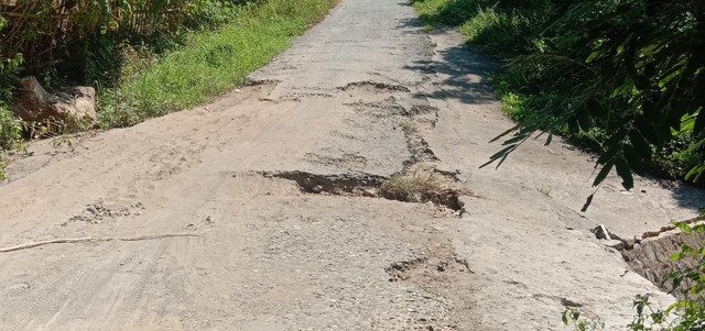 Titik terparah kerusakan di ruas jalan Habi-Nele. Foto : Albert Aquinaldo