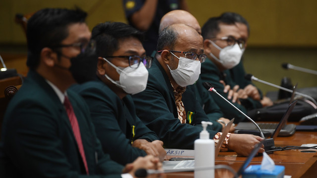 Ketua Pengurus Besar Ikatan Dokter Indonesia (PB IDI) Adib Khumaidi (tengah) memberikan paparan saat mengikuti Rapat Dengar Pendapat Umum (RDPU) dengan Komisi IX DPR di Jakarta, Senin (4/4/2022). Foto: Akbar Nugroho Gumay/ANTARA FOTO