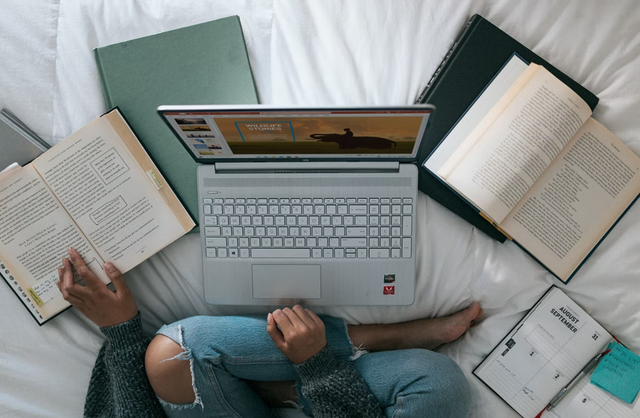 Ilustrasi belajar untuk mengikuti UTBK SosHum. Foto: unsplash.com/windows