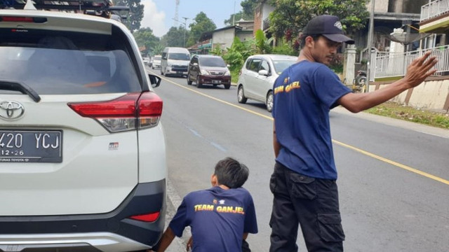 Petugas tim ganjal beroperasi di wilayah Jalan Malangbong, Kabupaten Garut, Jawa Barat, Minggu (1/5).  Foto: Pokja Polres Garut/HO/ANTARA
