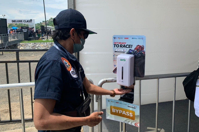 Antis Hand Sanitizer di lingkungan Sirkuit Mandalika. Foto: Dok. Enesis
