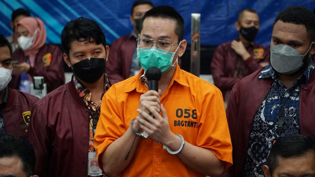 Polisi menunjukkan tersangka kasus penipuan aplikasi Binomo Indra Kenz (tengah) saat konferensi pers di Bareskrim, Mabes Polri Jakarta, Jumat (25/3/2022).
 Foto: Jamal Ramadhan/kumparan