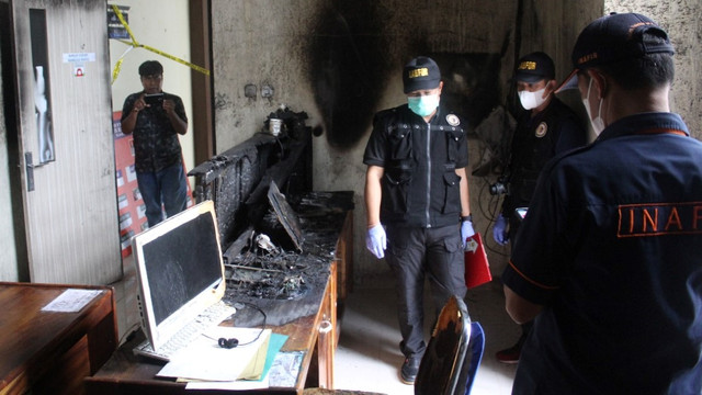 Tim Puslabfor Polda Sulsel melakukan identifikasi di ruangan Bagian Umum Kantor DPRD Polewali Mandar yang terbakar. Foto: Dok. Humas Polres Polman