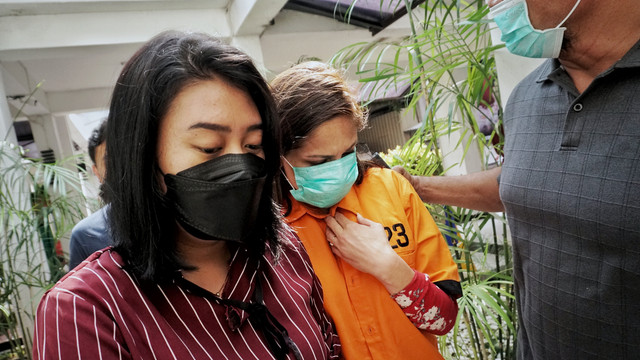 Tersangka kasus narkoba DJ Chantal Dewi dihadirkan saat konferensi pers di Halaman Gedung Resnarkoba Polda Metro Jaya, Jakarta, Kamis (17/3/2022). Foto: Jamal Ramadhan/kumparan