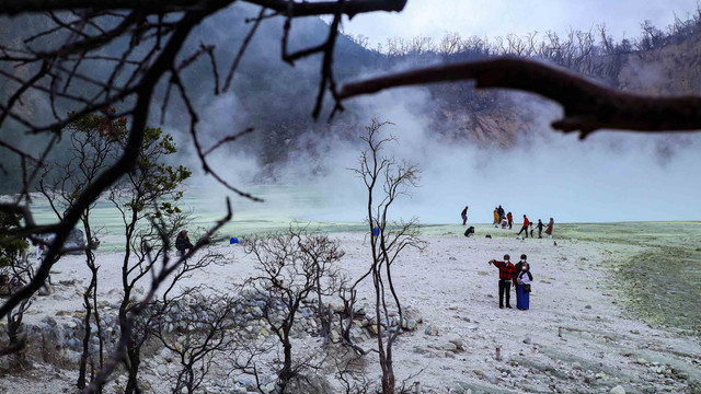 Wisatawan yang tengah menikmati keindahan Kawah Putih. Foto: Julian Somadewa/Shutterstock