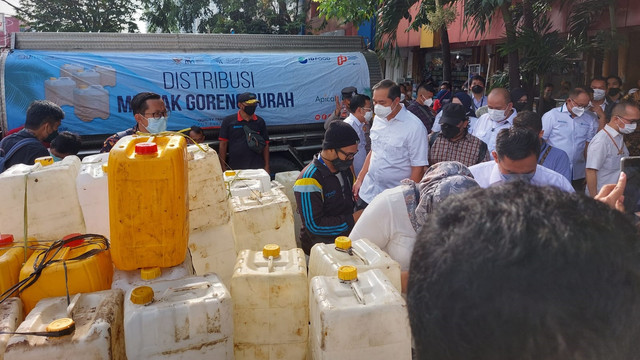 Menteri Perdagangan Muhammad Lutfi meninjau minyak goreng curah di Pasar Kebayoran Lama, Rabu (9/3/2022).  Foto: Kemendag RI
