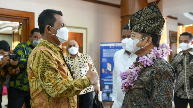 Gubernur Kepri, Ansar Ahmad, menyambut kedatangan Menteri PPN atau Kepala Bappenas RI, Suharso Monoarfa. Foto: Ismail/kepripedia.com