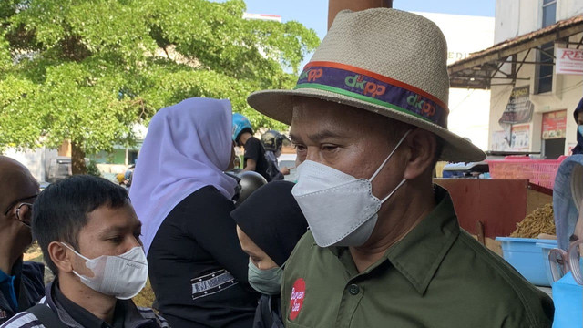 Wali Kota Bandung Yana Mulyana memantau sejumlah harga bahan pokok di pasar. Foto: Dok. Ulfah Salsabila