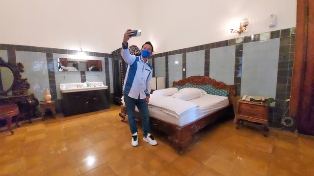 Komedian sekaligus Politisi PAN, Denny Cagur, berswafoto di bekas kamar Bung Karno yang ada di Loji Gandrung, Solo, Senin (28/03/2022). FOTO: Fernando Fitusia 