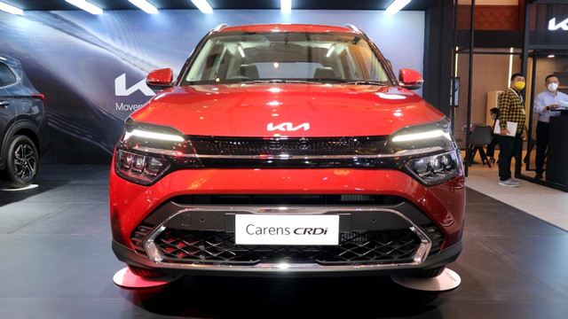 Kia Carens generasi terbaru resmi mengaspal di Indonesia, Sabtu (12/3). Foto: Ghulam M Nayazri/kumparan