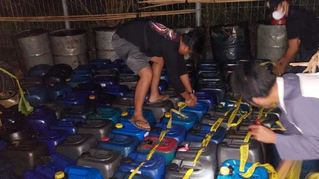 Polda Sulbar ungkap penimbunan 6,2 ton solar subsidi di Mamuju. Foto: Dok. Humas Polda Sulbar