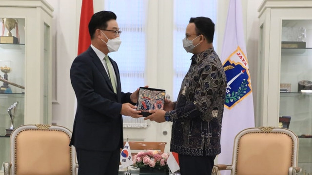 Gubernur DKI Jakarta Anies Baswedan bertemu Duta Besar Korea Selatan untuk Indonesia, Park Tae-sung di Balaikota, Jakarta, Jumat (4/3/2022). Foto: PPID DKI Jakarta