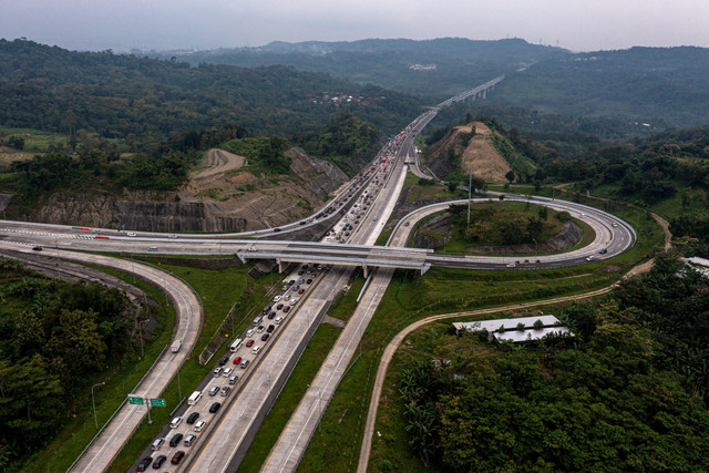 Foto udara kendaraan roda empat yang didominasi pemudik melintas perlahan di Jalan Tol Trans Jawa, Semarang-Solo Km 441 B, Bawen, Kabupaten Semarang, Jawa Tengah, Jumat (6/5/2022).  Foto: Aji Styawan/ANTARA FOTO