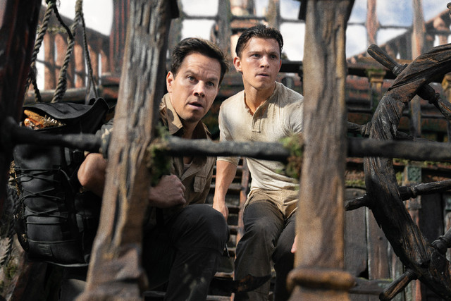 Mark Wahlberg dan Tom Holland di film Uncharted. Foto: unchartedmovie.com