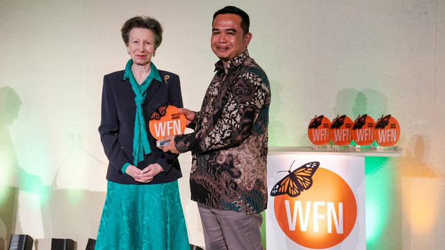 Dedy Yansyah, pegiat konservasi Aceh dari Forum Konservasi Leuser (FKL) menerima penghargaan Whitley Awards 2022 di Inggris. Foto: Dok. WFN