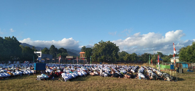 Keterangan foto: Salat Id Idul Fitri di lapangan Polres Lembata, Senin (2/5) pagi. Foto : B. Aloysius