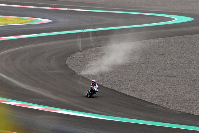 Pembalap LCR Honda Alex Marquez keluar lintasan pada hari pertama tes pramusim MotoGP 2022 di Pertamina Mandalika International Street Circuit, Lombok Tengah, NTB, Jumat (11/2/2022). Foto: ANTARA FOTO/Andika Wahyu