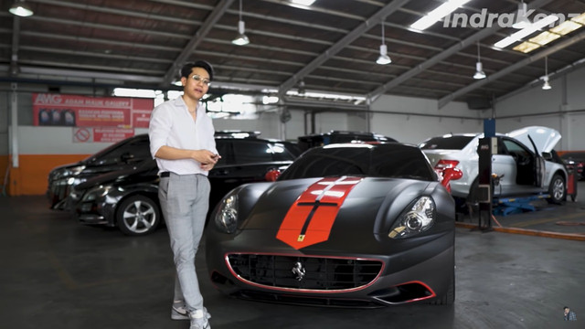 Indra Kenz dan Mobil Ferari California. Foto: Youtube/ Indra Kesuma