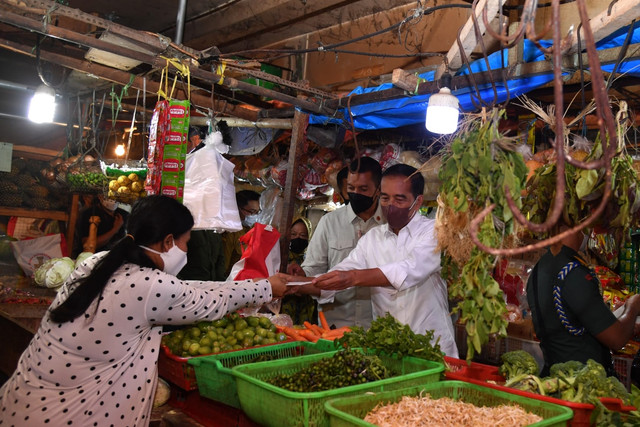 Presiden Joko Widodo membagikan bantuan tunai dan sembako untuk masyarakat di sejumlah pasar di Kabupaten dan Kota Bogor. Jawa Barat, Kamis (21/4/2022). Foto: Rusman/Biro Pers Sekretariat Presiden