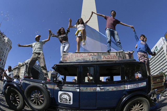Cerita keluarga Herman Zapp yang keliling dunia ke 102 negara pakai mobil tua. Foto: Juan Mabromata/AFP