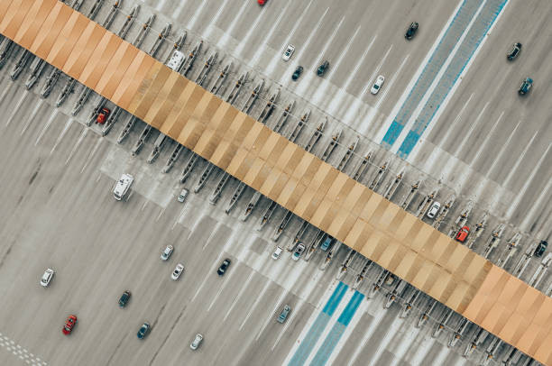 Ilustrasi arus lalu lintas kendaraan di jalan tol. Foto: Unsplash