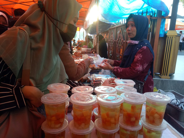 Aneka minuman segar tersedia di pasar Takjil Kampung Jawa Denpasar, Bali - LSU