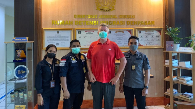 Lars Christensen asal Denmark terlibat kasus penodaan agama Hindu di Kabupaten Buleleng, Bali. Foto: Kemenkumham Bali.
