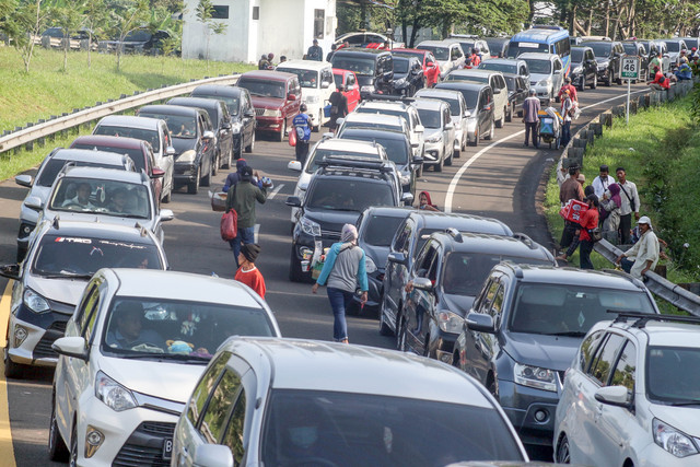 Sejumlah kendaraan terjebak kemacetan di jalan Tol Jagorawi saat menuju kawasan wisata Puncak, Ciawi, Kabupaten Bogor, Jawa Barat, Kamis (5/5/2022). Foto: ANTARA FOTO/Yulius Satria Wijaya