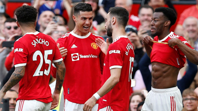 Pemain Manchester United Cristiano Ronaldo berselebrasi bersama rekan setimnya usai mencetak gol ketiga mereka saat hadapi Norwich City, Old Trafford, Manchester, Inggris, Sabtu (16/4/2022). Foto: Craig Brough/REUTERS