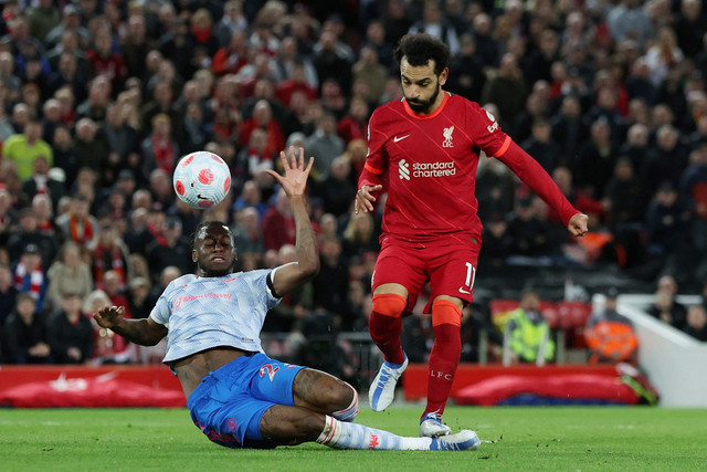 Pemain Liverpool Mohamed Salah mencetak gol ke gawang Manchester United pada pertandingan lanjutan Liga Inggris di Anfield, Liverpool, Inggris.
 Foto: Phil Noble/REUTERS