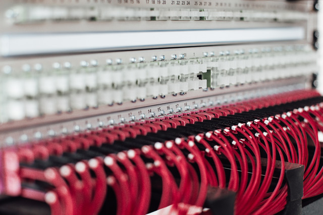 Ilustrasi Kabel Jaringan. Foto: Lars Kienle/unsplash