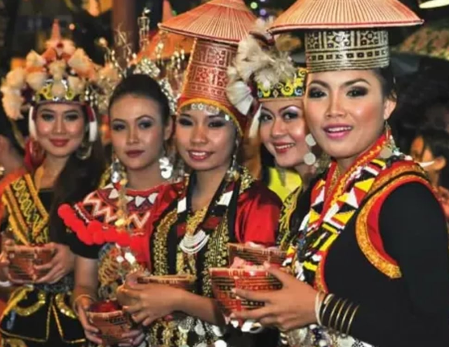 Ilustrasi pakaian adat Kalimantan Barat. Foto: Kemdikbud RI