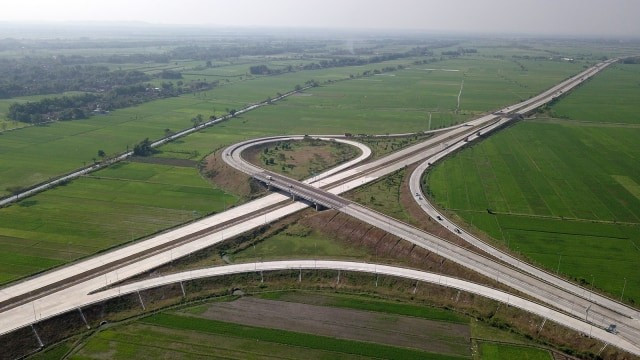 Suasana proyek Jalan Tol Surabaya–Mojokerto Foto: Prima Gerhard