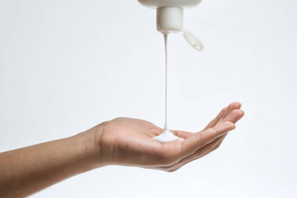 rekomendasi hand cream. sumber foto : unsplash/wanita menuangkan lotion