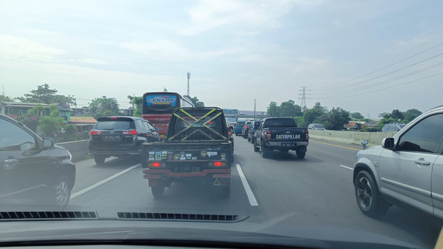Kepadatan kendaraan di Tol Jakarta-Cikampek KM 50-54. Foto: Aditia Noviansyah/kumparan