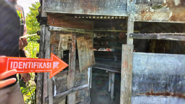 Polisi memeriksa lokasi TKP aksi pemerkosaan oleh Jubel Friden Sihite kepada remaja 17 tahun di Tapanuli Utara, Sumatera Utara. Foto: Dok. Polres Tapanuli Utara
