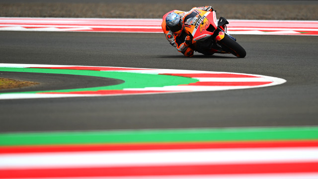 Pembalap Repsol Honda Team Pol Espargaro memacu sepeda motornya saat sesi latihan bebas 1 MotoGP seri Pertamina Grand Prix of Indonesia 2022 di Pertamina Mandalika International Street Circuit, Lombok Tengah, NTB, Jumat (18/3/2022). Foto: Andika Wahyu/ANTARA FOTO